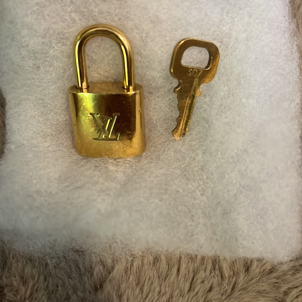 Louis Vuitton Authentic Lock & Key 307 comes W/ 2 unbranded chains Price Is Firm - Picture 8 of 9
